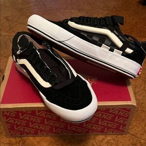 NEW Vans Black and White Low-Top Sneakers Old Skool Cap size 5.5W or 4.0mens